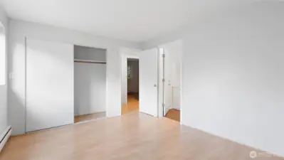 Primary bedroom w/ensuite full bathroom
