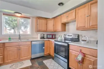 Kitchen - all appliances stay