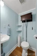 ~Main Level 1/2 Bathroom~