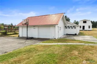 ~1,496 sqft Shop~