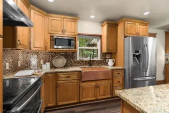 Copper Farmhouse Sink, Stainless Steel Appliances & Lots of Cabinet & Countertop Space!
