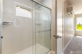 Tub/shower in primary ensuite