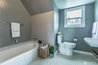 Upstairs Full Bathroom