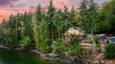 Private .33-acre waterfront retreat - You own the tidelands!