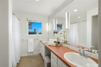 The full bath on the upper level.