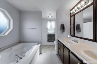 Primary Bathroom w/ Soaker Tub