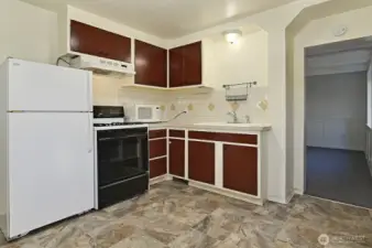 Daylight lower level ADU 1 bedroom apartment with full kitchen.