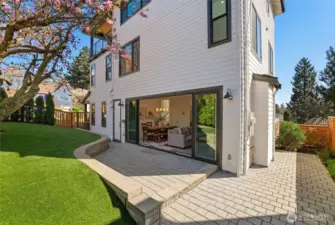 Seamless indoor-outdoor backyard space