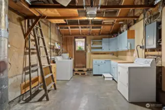 Garage with washer and dryer/work bench and storage