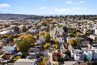 Minutes downtown Ballard, the beach and downtown Seattle!