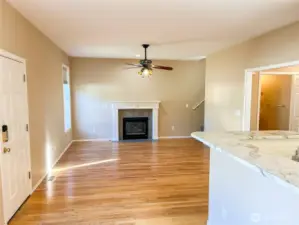 Inside from back yard, you can appreciate the exquisite hardwood floor.