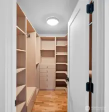 Door to primary walk-in