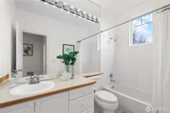 Upstairs full bathroom.