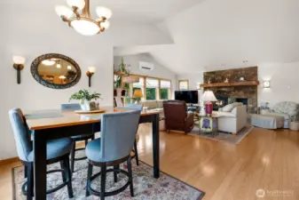 Dinning are looking into the livingroom