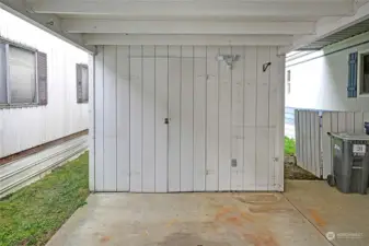 Carport shed- plenty of storage