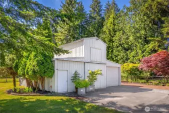 Large barn, perfect for hobbies!