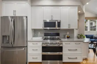 Newer quartz countertops are the ideal blend of form and function. They look beautiful and are so easy to maintain.