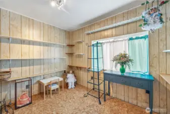Room for crafts/Den