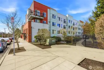 Enjoy quick access to local restaurants, coffee shops, pubs, and everyday essentials like Fred Meyer and Trader Joe’s.