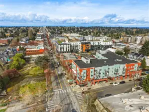 Spend weekends exploring nearby Greenwood Park or heading over to Green Lake for a run, walk, or paddle. Commuting is simple with easy access to SR-99 and multiple transit options connecting you to downtown Seattle, UW, and North Seattle.