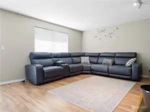 Spacious living room area that can easy take larger furniture