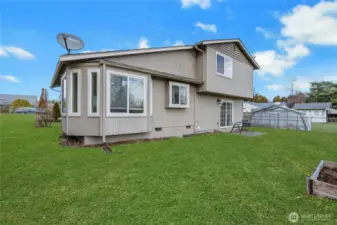 Side yard to house