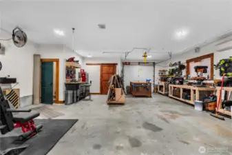 Oversized garage, fits 4 cars