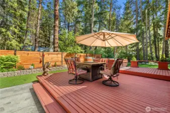 expansive deck, privacy fence