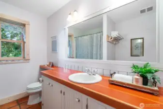 Guest house (DADU) full bathroom.