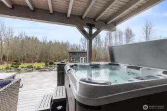 Jetted hot tub