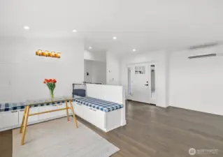 Welcoming open entry with vaulted ceilings