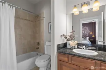 en suite bath for bedroom #4