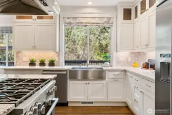 Premium Miele appliances; Double oven, Warming oven, 6 -burner stove