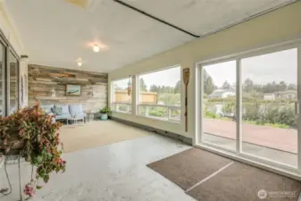 Other side of the back sunroom overlooking the Grand Canal