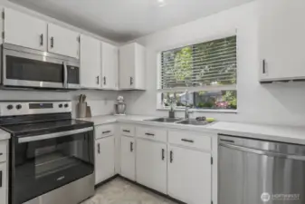 Well-functioning kitchen with everything you need at your fingertips.