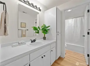 Upstairs full bathroom