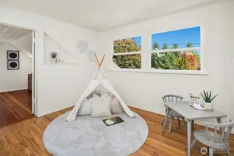 Light filled flex space, perfect for play, work or rest!