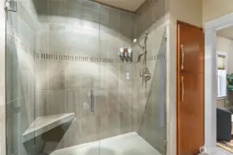 6ft TILE Walk in Shower! Linen closet too!