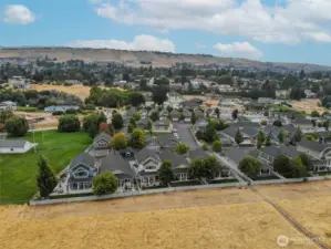 Well-kept community- trail to the right leads to Apple Capitol Loop Trail- security gate here too!
