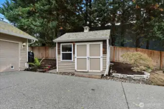 This storage shed will remain with the home.