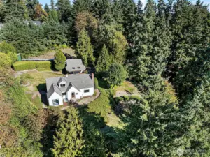 Nicely sited on a ridge above the quaint town of Sumner