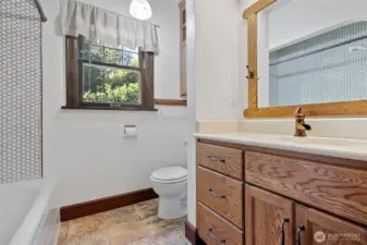 Main floor bath with tub/shower