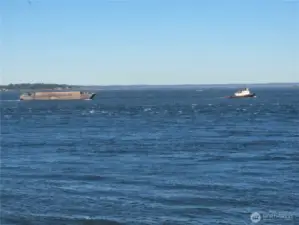 Tub boat and barge. Always a lot to see!