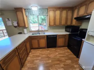 Kitchen - All Appliances Stay