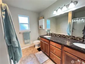 Primary bath w/ duel vanity