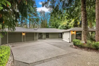 Driveway w/accessible entrance