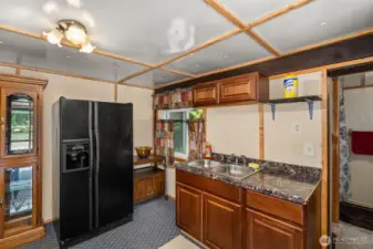 SHOP KITCHEN