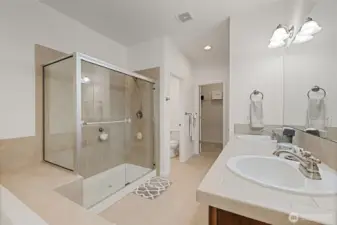 Elegant 5 piece bath with tile accents