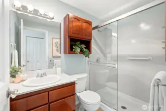 Ensuite bathroom No.2