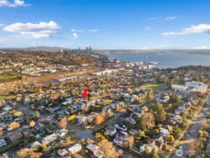 Well located in Magnolia with fantastic views of Downtown and Mt Rainier. Magnolia Elementary School and Ella Bailey Park located 1 block to the right.